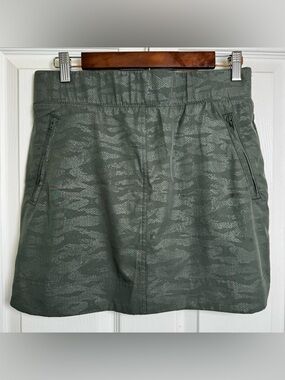 Orvis Embossed Travel Skort XS Green Athletic Golf Hiking Built-In Liner Shorts